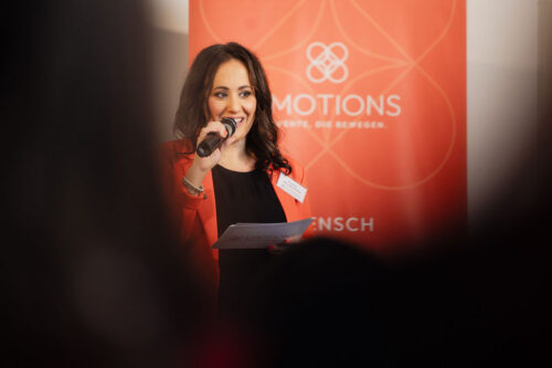 Klara Meusburger, Gründerin von EMOTIONS, spricht auf der Bühne vor aufmerksamem Publikum