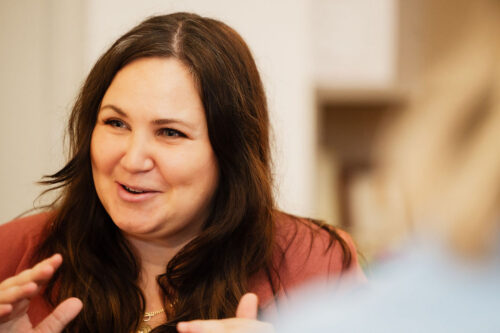 Lächelnde Teilnehmerin Lisa Schmelzer reagiert auf einen Beitrag bei einem EMOTIONS Event