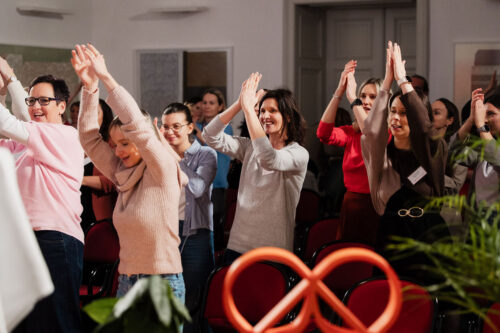 Begeisterte Stimmung und gemeinsame Bewegung im Publikum bei einem EMOTIONS Event