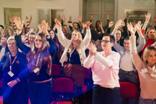 Begeisterte Stimmung und gemeinsame Bewegung im Publikum bei einem EMOTIONS Event