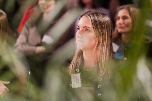 Teilnehmerin blickt nachdenklich zur Seite bei einem EMOTIONS Networking Event nahe Linz