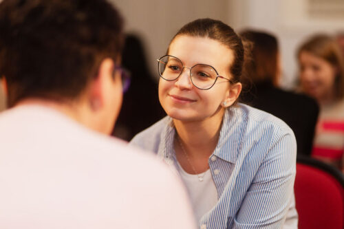 Zwei Teilnehmerinnen im intensiven Gespräch bei einem EMOTIONS Community Event