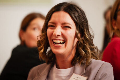 Teilnehmerin lacht offen bei einem EMOTIONS Community Event