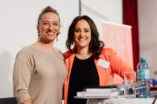 Birgit Fortunati (Untermair), Speakerin, gemeinsam mit Klara Meusburger bei einem EMOTIONS Event