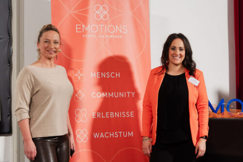 Birgit Fortunati (Untermair), Speakerin bei EMOTIONS, gemeinsam mit Klara Meusburger vor der EMOTIONS Wand