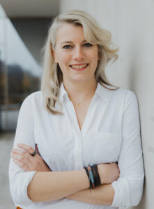 Portrait Ursula Helml an der Wand angelehnt