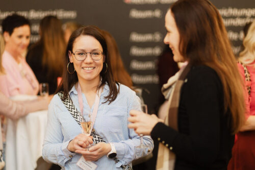 Teilnehmer:innen sprechen miteinander mit WelcomDrink in den Händen bei einem EMOTIONS Event