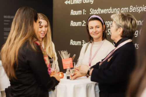 Austausch und Lächeln bei einem EMOTIONS Networking Event nahe Linz