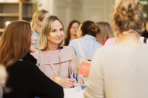 Teilnehmerinnen stoßen bei einem EMOTIONS Community Event gemeinsam an