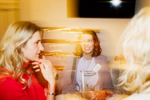 Positive Stimmung und Verbindung bei einem EMOTIONS Event mit Teilnehmenden