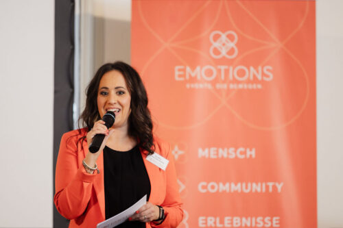 Speakerin Klara Meusburger, Gründerin von EMOTIONS, auf der Bühne bei der EMOTIONS Night vor interessiertem Publikum