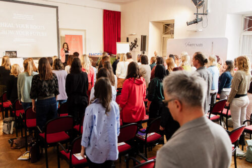 Publikum und Bühne bei der Emotionsnight