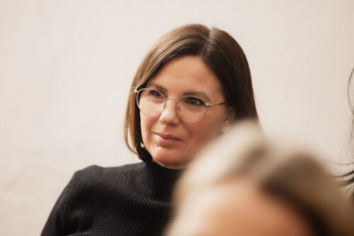 Teilnehmerin im Gespräch bei einem EMOTIONS Networking Event nahe Linz