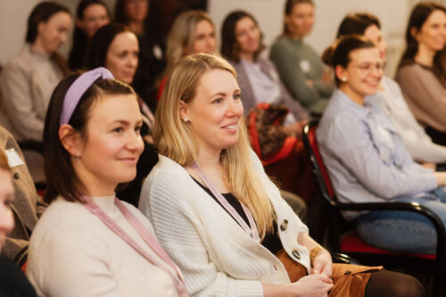Fokussierte Zuhörer:innen bei einem Vortrag während eines EMOTIONS Community Events