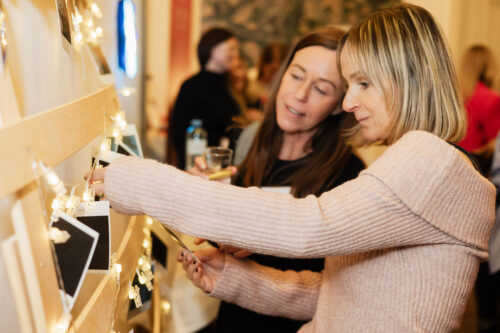 Persönlicher Austausch zwischen Teilnehmer:innen bei einem EMOTIONS Community Event